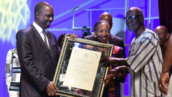 l-ecrivain-ivoirien-bernard-dadie-100-ans-recoit-a-abidjan-le-premier-prix-jaime-torres-bodet-decerne-par-l-unesco-le-11-fevrier-2016_5514423